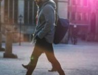 Homme marchant sur une chaussée // Source : Lukas Hartmann