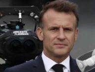 Emmanuel Macron avec une caméra Blackmagic pour APple Vision Pro. // Source : Immersive Flashback