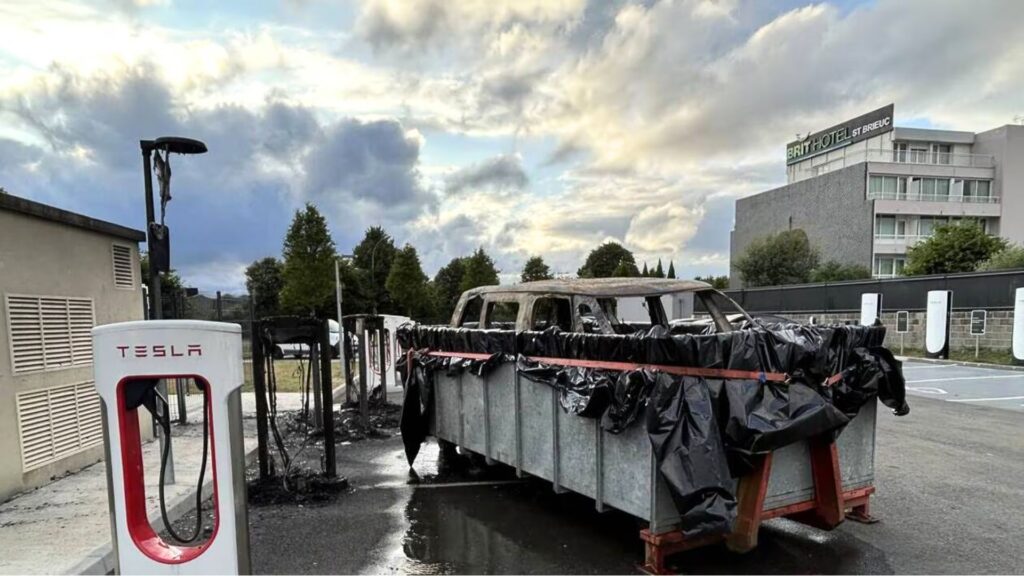 Le Volkswagen ID.Buzz a été plongé dans une benne d'eau en cas d'emballement thermique // Source : Ouest-France Le Volkswagen ID.Buzz a été plongé dans une benne d'eau en cas d'emballement thermique // Source : Ouest-France