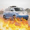 Un Volkswagen ID.Buzz a pris feu en Bretagne, près de Saint-Brieuc // Source : Montage de Robin San Vicente pour Numerama
