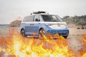 Un Volkswagen ID.Buzz a pris feu en Bretagne, près de Saint-Brieuc // Source : Montage de Robin San Vicente pour Numerama
