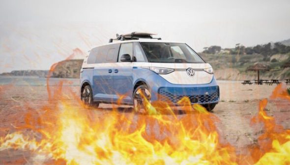 Un Volkswagen ID.Buzz a pris feu en Bretagne, près de Saint-Brieuc // Source : Montage de Robin San Vicente pour Numerama
