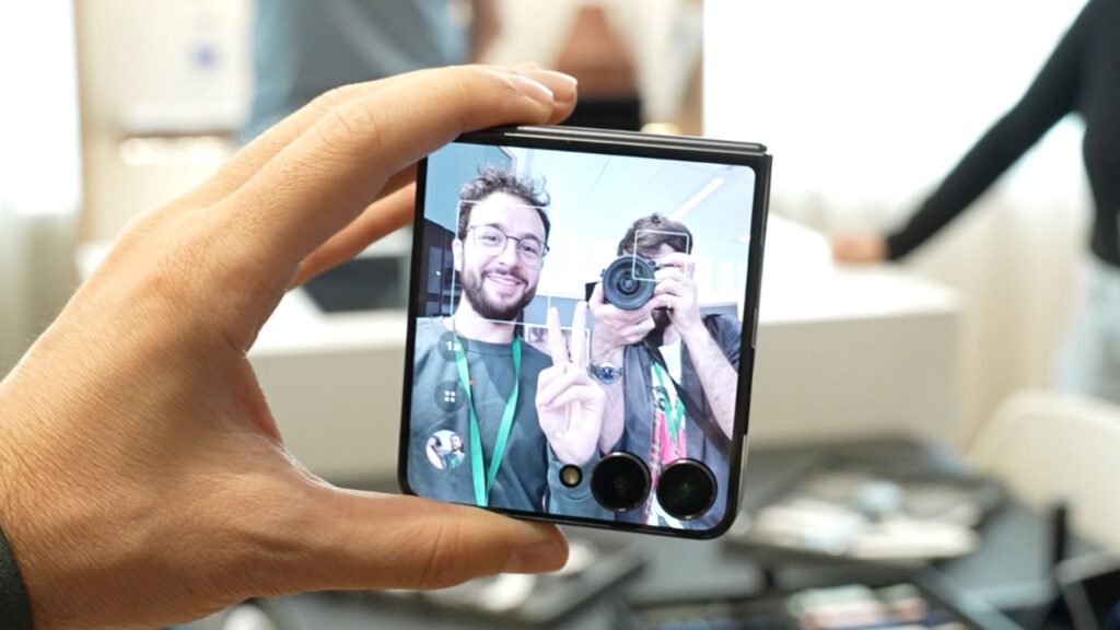 Le Samsung Galaxy Z Flip 7 et son nouvel écran bord à bord. Le Samsung Galaxy Z Flip 7 et son nouvel écran bord à bord.