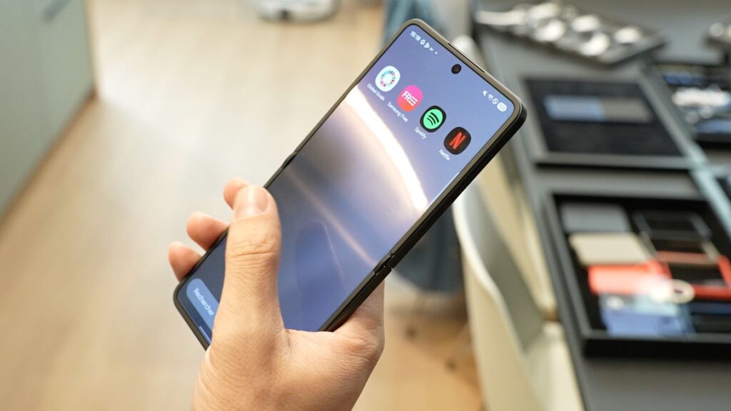 Un peu plus large que les autres Z Flip, le nouveau Galaxy Z Flip 7 a une plus grande batterie.