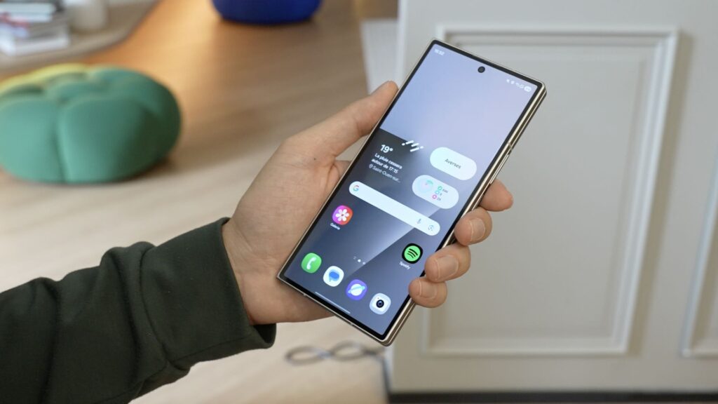 Refermé, le Galaxy Z Fold 7 ne donne pas l'impression de tenir un monstre. C'est déjà une avancée ! Refermé, le Galaxy Z Fold 7 ne donne pas l'impression de tenir un monstre. C'est déjà une avancée !