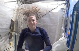 Nichole Ayer après avoir lavé ses cheveux // Source : Capture écran vidéo X 