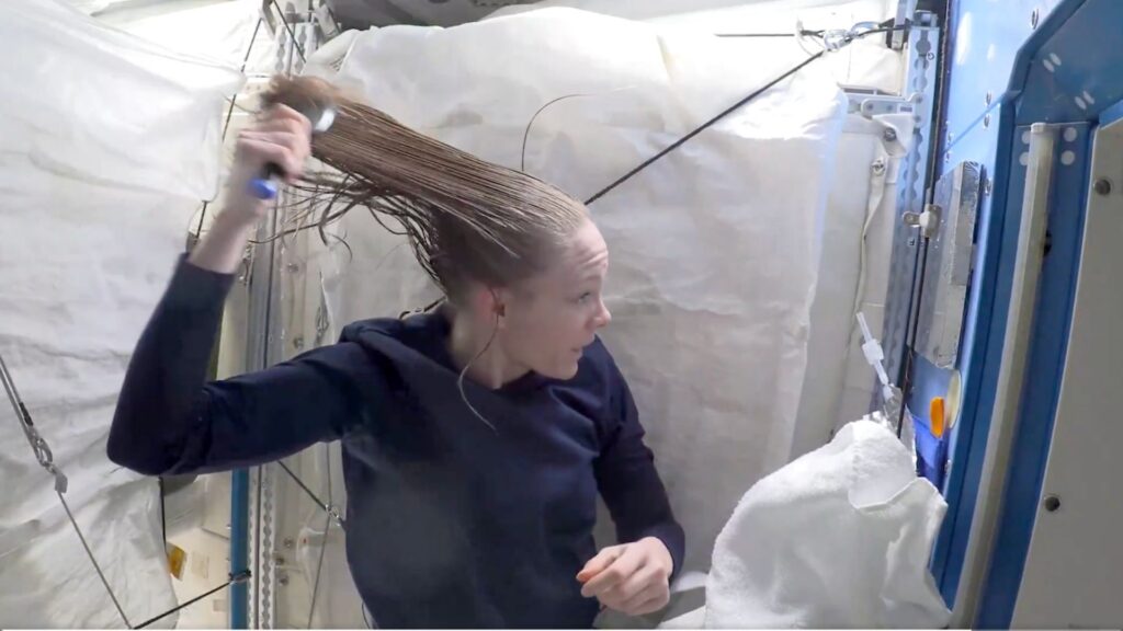 Nichole Ayers en train de se brosser les cheveux // Source : Capture écran vidéo du compte X de Nichole Ayers