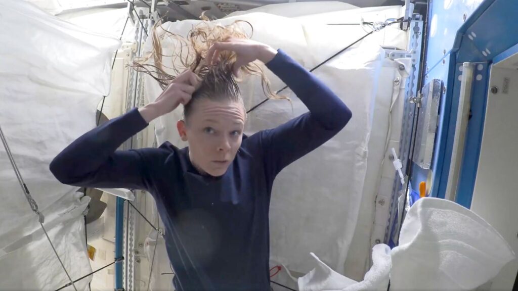 Nichole Ayers en train d'appliquer son shampooing solide  // Source : Capture écran vidéo du compte X de Nichole Ayers