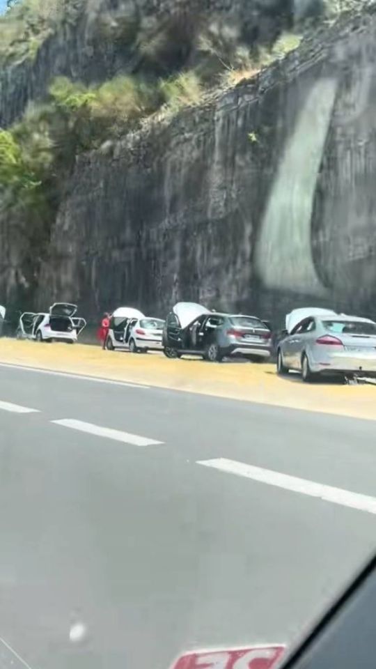 Cimetière de voitures thermiques sur l'A75 // Source : Extrait vidéo Tiktok - amandinemer