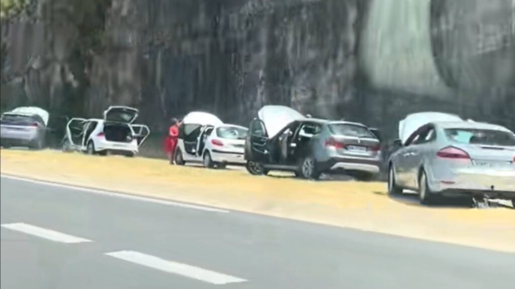 Des voitures thermiques en panne sur l'A75 // Source : Extrait vidéo Tiktok - amandinemer