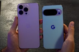 À côté d'un iPhone, le Pixel 10 Pro donne presque l'impression d'être un cran au-dessus. Google s'est vraiment amélioré en finitions.