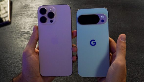 À côté d'un iPhone, le Pixel 10 Pro donne presque l'impression d'être un cran au-dessus. Google s'est vraiment amélioré en finitions.