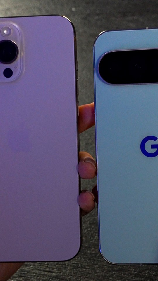 À côté d'un iPhone, le Pixel 10 Pro donne presque l'impression d'être un cran au-dessus. Google s'est vraiment amélioré en finitions.