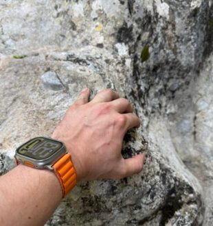 L'Apple Watch Ultra et son rocher // Source : Numerama