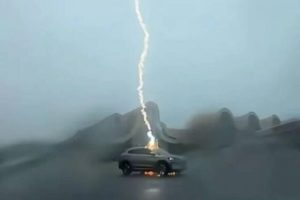 Extrait vidéo du moment où la foudre tape le suv BYD // Source : capture video Sanyan Tech