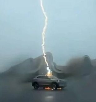 Extrait vidéo du moment où la foudre tape le suv BYD // Source : capture video Sanyan Tech