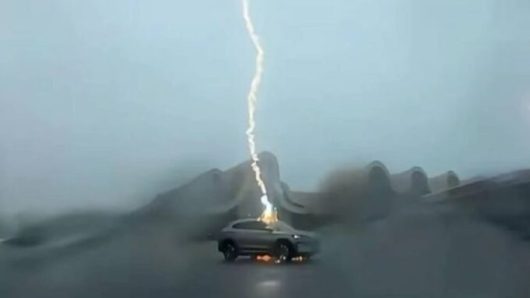 Extrait vidéo du moment où la foudre tape le suv BYD // Source : capture video Sanyan Tech