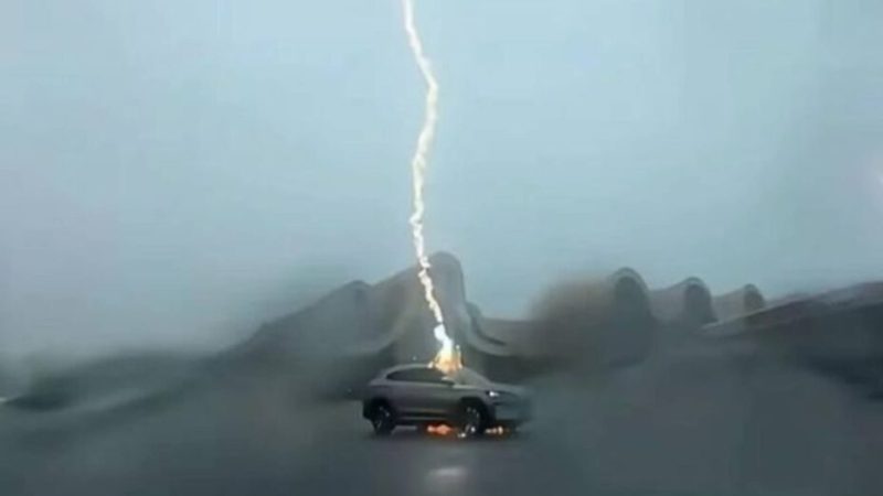 Que se passe-t-il si une voiture électrique est foudroyée ?