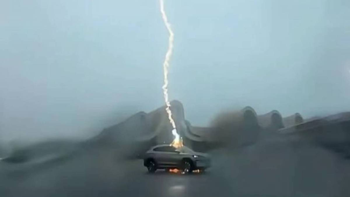 Extrait vidéo du moment où la foudre tape le suv BYD // Source : capture video Sanyan Tech