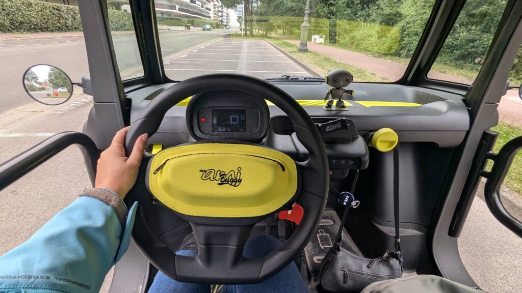 Au volant de l'Ami Buggy Palmeira (2025) // Source : Raphaelle Baut pour Numerama Au volant de l'Ami Buggy Palmeira (2025) // Source : Raphaelle Baut pour Numerama