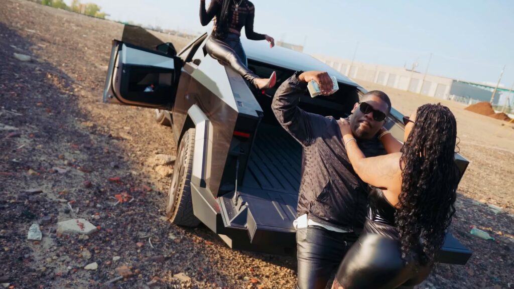 Extrait du clip de l'artiste. // Source : Capture Streetnerdzthelabel sur YouTube Extrait du clip de l'artiste. // Source : Capture Streetnerdzthelabel sur YouTube