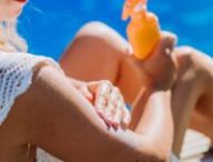 Personne en train d'appliquer de la crème solaire. // Source : Envato