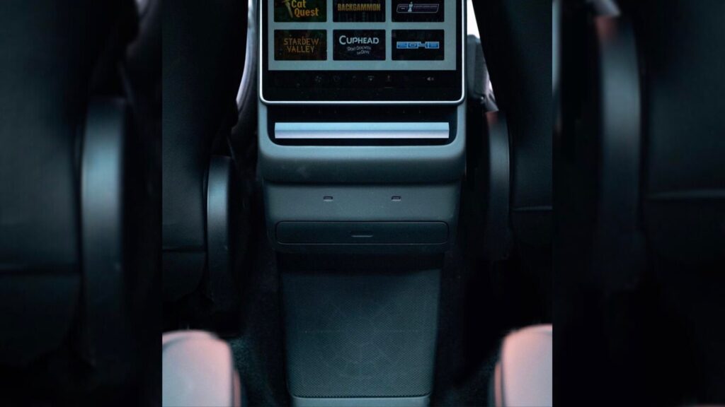Un haut-parleur supplémentaire sous l'écran passager et le porte-gobelets au-dessus // Source : TeslaNewswire via X
