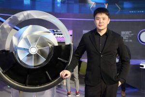 Fondateur de Dreame  avec un moteur  // Source : Dreame technology