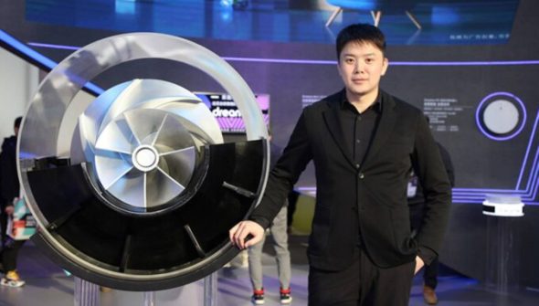 Fondateur de Dreame  avec un moteur  // Source : Dreame technology