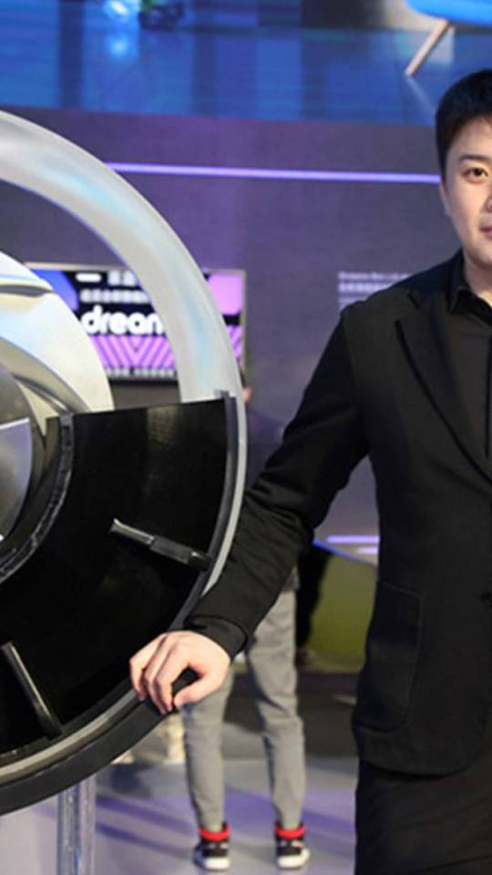Fondateur de Dreame  avec un moteur  // Source : Dreame technology