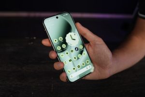 L'écran du Pixel 10 Pro est de très bonne qualité, mais ses bordures pourraient être un peu plus fines.