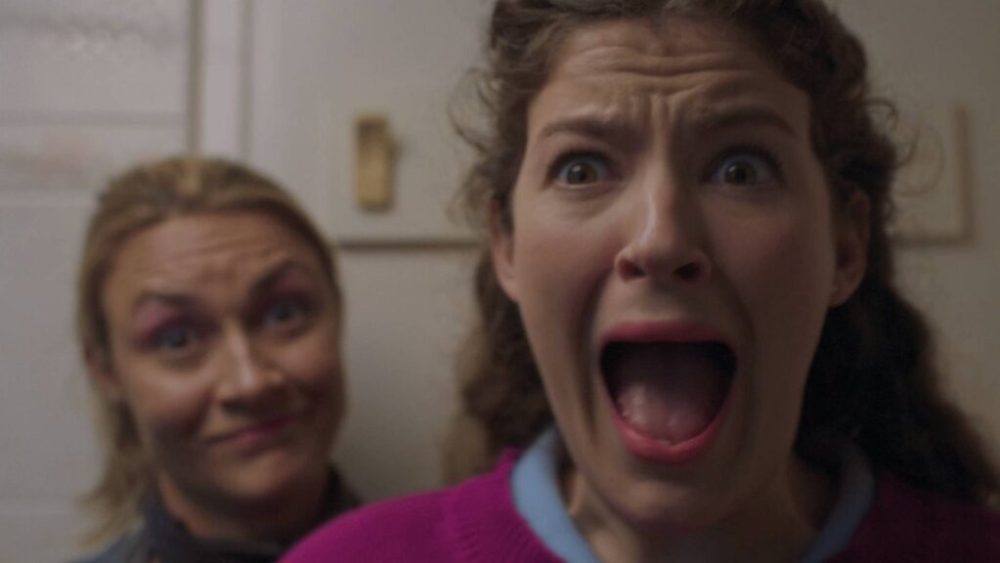 Ellie & Abbie // Source : Head Gear Films