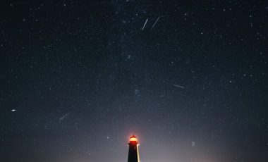 Étoiles filantes. // Source : Canva (photo recadrée) Étoiles filantes. // Source : Canva (photo recadrée)