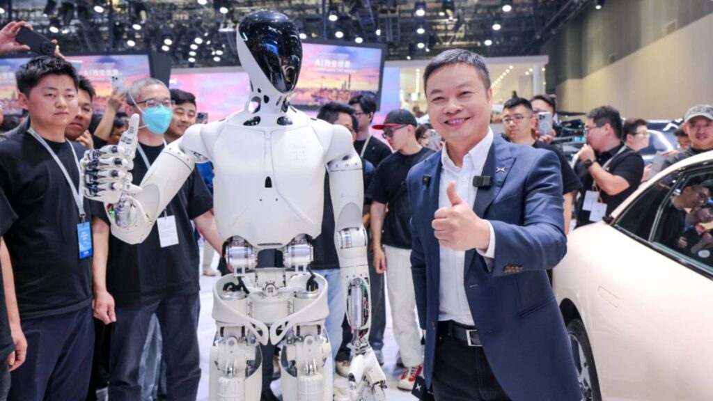 He Xiaopeng avec le robot développé par Xpeng // Source : Xpeng He Xiaopeng avec le robot développé par Xpeng // Source : Xpeng