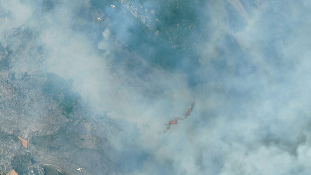 Les avions larguant de l'eau, au-dessus de l'incendie. // Source : Via X @AirbusSpace
