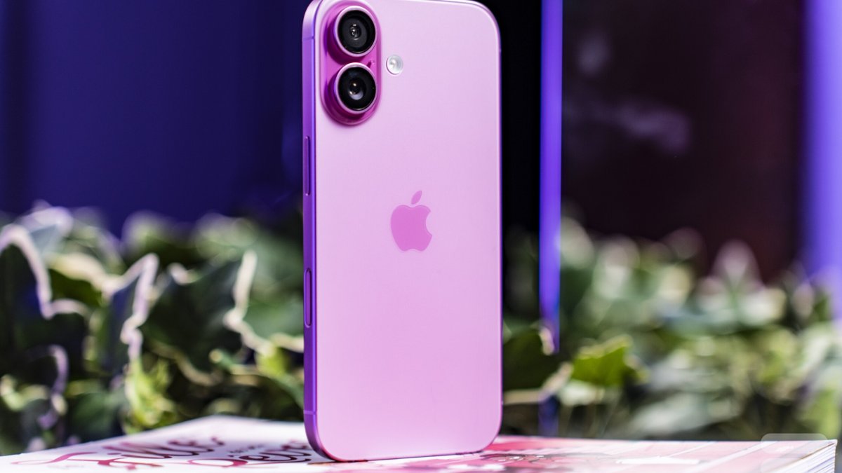 Le dos de l'iPhone 16, en coloris rose // Source : Frandroid