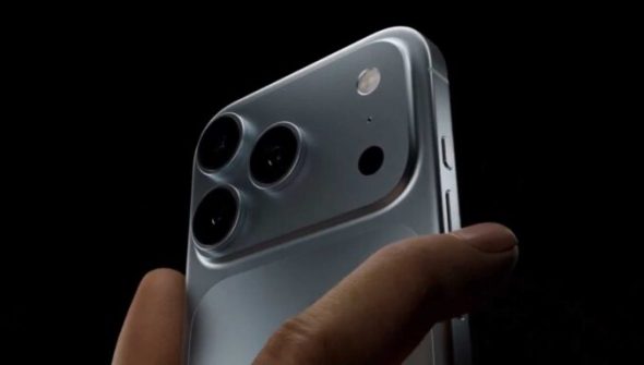 Rendu 3D de l'iPhone 17 Pro. // Source : Andrew Clare / X 