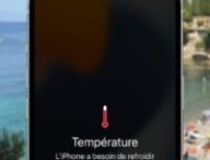 Un iPhone en pleine surchauffe sur la plage. // Source : Numerama