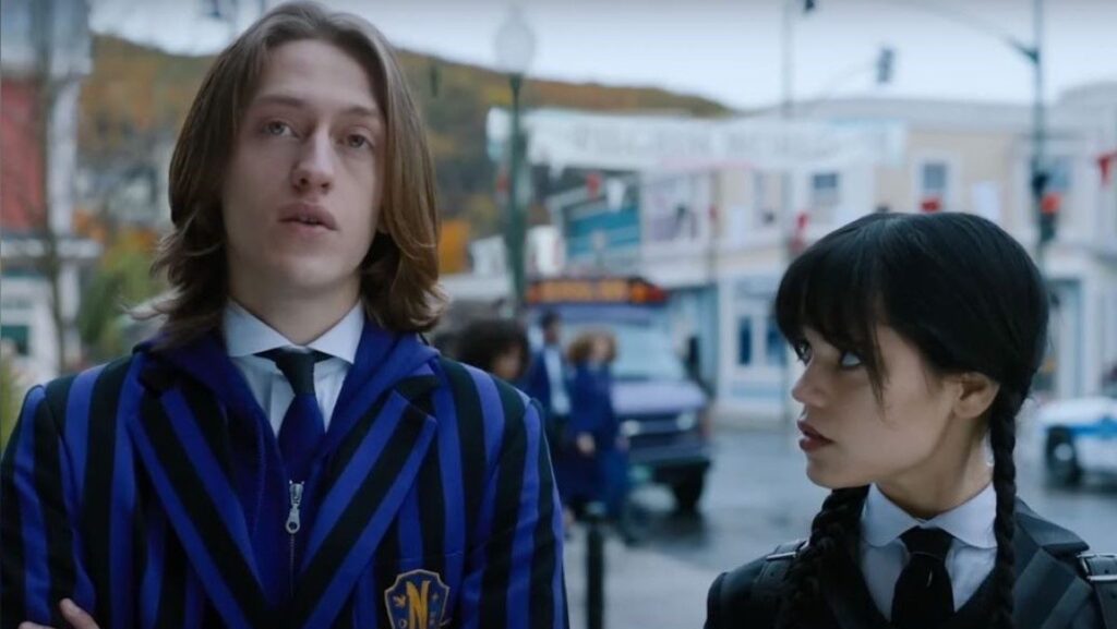 Percy Hynes White et Jenna Ortega dans la saison 1 de Mercredi // Source : Netflix Percy Hynes White et Jenna Ortega dans la saison 1 de Mercredi // Source : Netflix