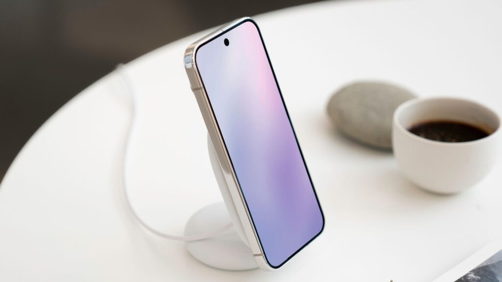 Un Pixel 10 en charge sans-fil magnétique // Source : Google