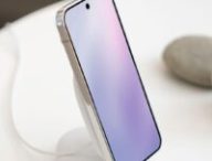 Un Pixel 10 en charge sans-fil magnétique // Source : Google