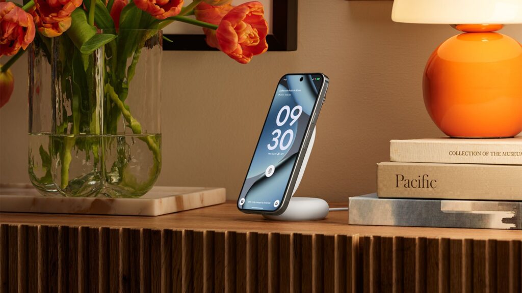 Un Pixel 10 sur un chargeur Pixelsnap avec stand // Source : Google Un Pixel 10 sur un chargeur Pixelsnap avec stand // Source : Google