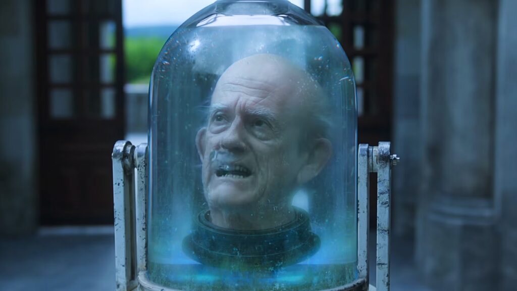 Christopher Lloyd débarque dans Mercredi sous une forme... étrange // Source : Netflix Christopher Lloyd débarque dans Mercredi sous une forme... étrange // Source : Netflix
