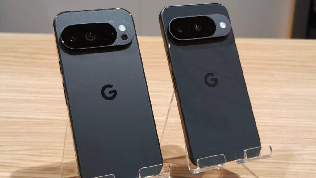 Les Pixel 10 Pro et Pixel 10 Pro XL, en deux tailles (6,3 et 6,8 pouces). // Source : Hugo Bernard - Numerama Les Pixel 10 Pro et Pixel 10 Pro XL, en deux tailles (6,3 et 6,8 pouces). // Source : Hugo Bernard - Numerama