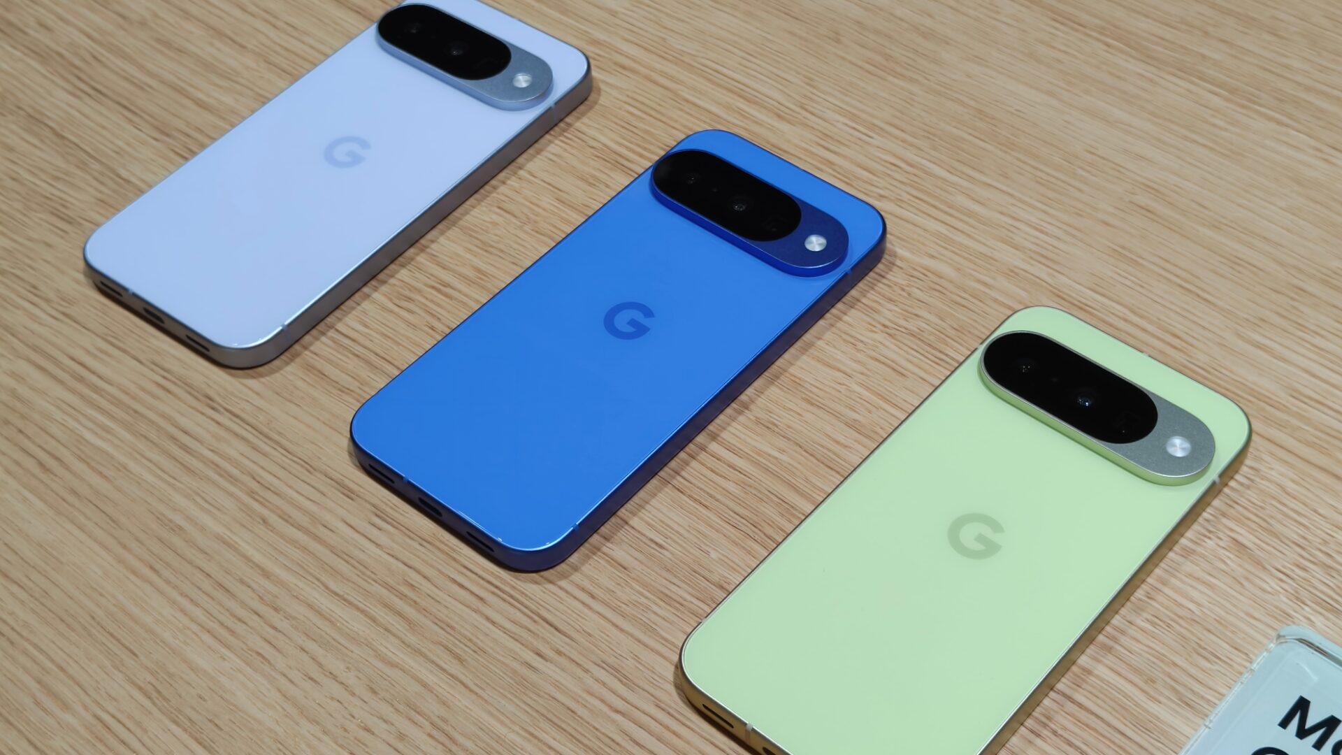 Les couleurs très vives des Google Pixel 10. // Source : Hugo Bernard - Numerama