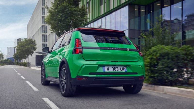 La R5 au sommet, Stellantis presque absent du top 10 : que révèlent les immatriculations de voitures électriques en août 2025 ?