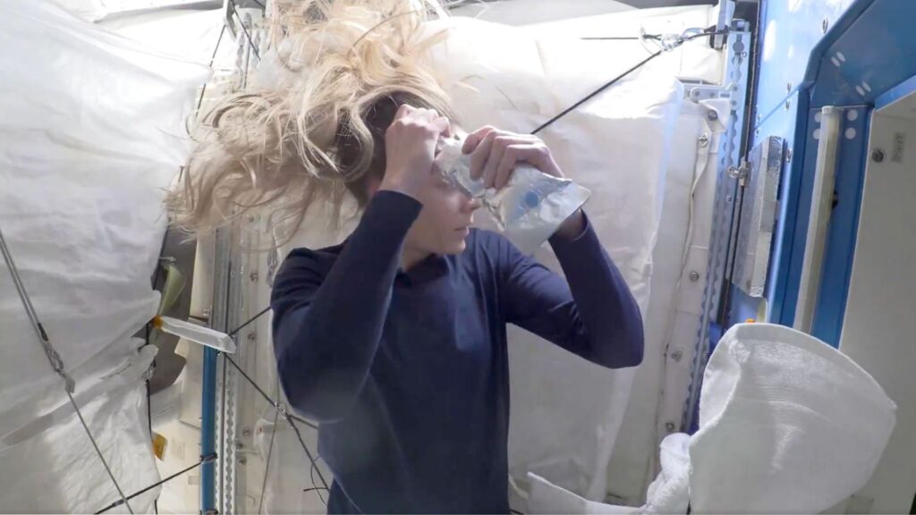 Nichole Ayers en train de rincer ses cheveux // Source : Capture écran vidéo compte X de Nichole Ayers