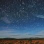 Un train de satellites Starlink photographié peu après leur lancement au-dessus de la forêt nationale Carson (Nouveau-Mexique). // Source : Wikimedia/CC/Mike Lewinsky (photo recadrée)