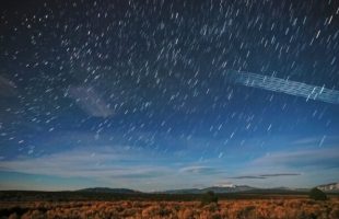 Un train de satellites Starlink photographié peu après leur lancement au-dessus de la forêt nationale Carson (Nouveau-Mexique). // Source : Wikimedia/CC/Mike Lewinsky (photo recadrée)
