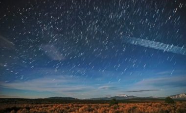 Un train de satellites Starlink photographié peu après leur lancement au-dessus de la forêt nationale Carson (Nouveau-Mexique). // Source : Wikimedia/CC/Mike Lewinsky (photo recadrée)